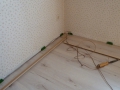 Kabel und Leitungen unter Sockelleiste